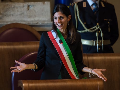 Gli ascensori d'oro della Raggi
