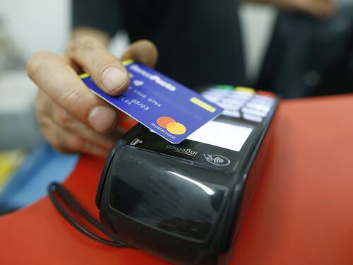 Multe a chi non accetta il bancomat ma il contante non morirà