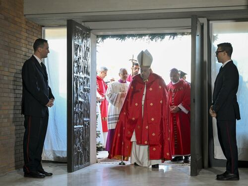 Giubileo, il Papa apre la Porta santa a Rebibbia: "Cattedrale di dolore e speranza"