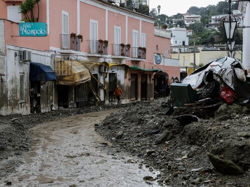 Ischia, si continua a scavare. Undici dispersi nel fango che ha travolto l'isola