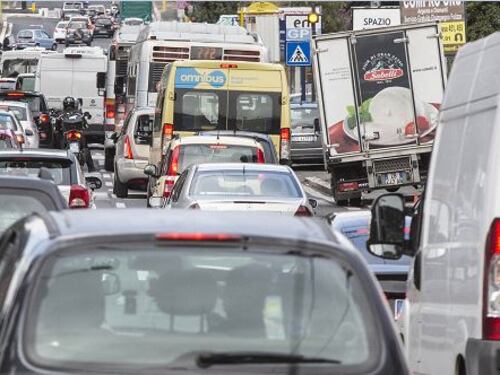 Chiude via Aurelia in direzione centro, traffico a rischio