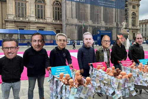 Torino, flash mob di Pro vita con i bambolotti: "No all'utero in affitto"