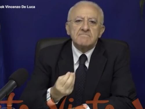 De Luca sfotte madre e figlia: bambina OGM, beve latte al plutonio