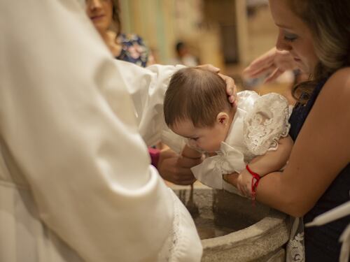 Chiesa, stop a padrini e madrine: perso il valore originario