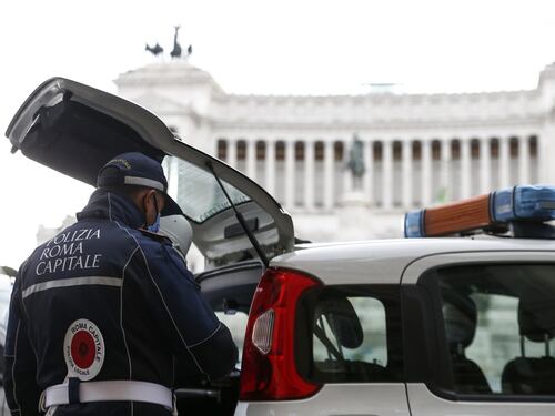Scandalo «mazzette», 6 vigili indagati a Roma. Regali per chiudere un occhio su irregolarità in bar e negozi