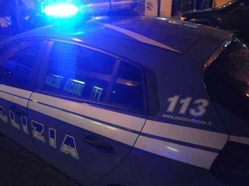 Appio, entra in un bar e spara due colpi al proprietario