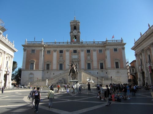 La truffa del cartellino: il furbetto timbrava in uffici vicino casa. Dovrà risarcire il Comune di Roma