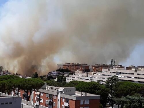 Incendio a Spinaceto. Fiamme alte a pochi metri dalle abitazioni