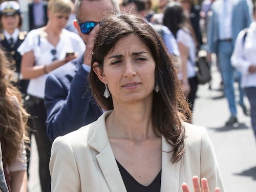 Roma affoga nei rifiuti. E i topi ballano
