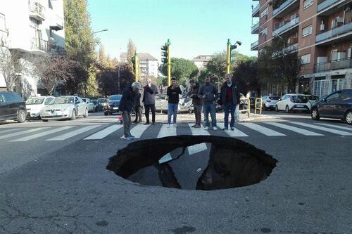 Roma, voragine di cinque metri si apre in strada alla Montagnola