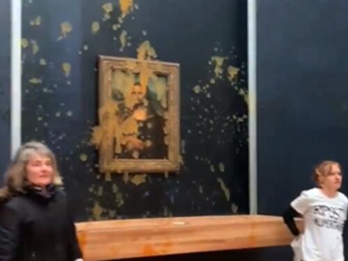 Parigi, attivisti all'assalto: zuppa sul vetro della Gioconda al Louvre