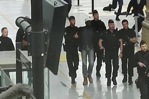 Parigi, uomo con coltello semina il panico alla Gare du Nord. Gli 007: minaccia jihadista sul voto