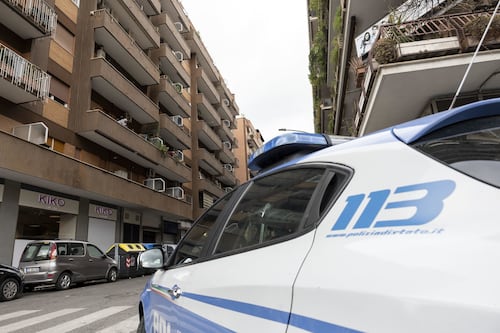 Roma, choc all'Eur: donna trovata morta in pigiama nel cortile del liceo Vivona