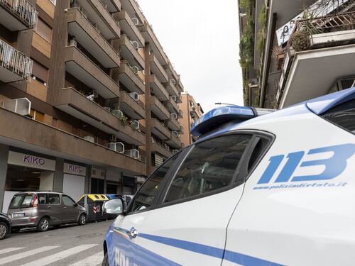 Roma, choc all'Eur: donna trovata morta in pigiama nel cortile del liceo Vivona
