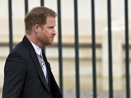 Harry finalmente a Clarence House per vedere re Carlo: cosa filtra sul faccia a faccia