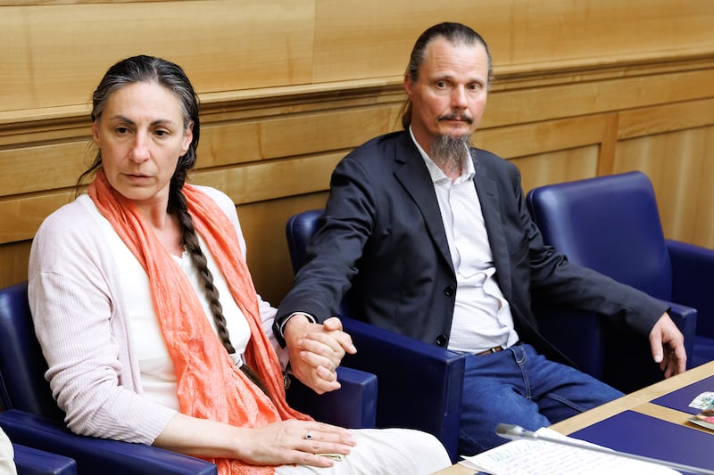 Famiglia nel bosco, i bambini tornano a casa temporaneamente. Il 3 novembre la resa dei conti in tribunale