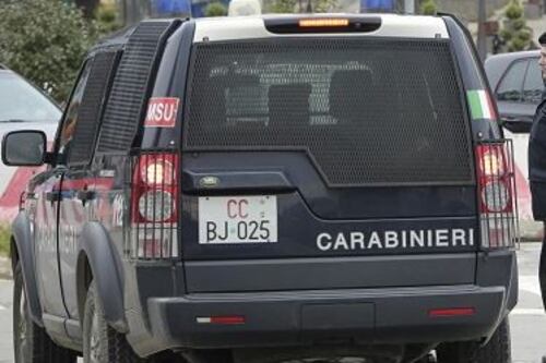 Roma, uomo devasta due bar e aggredisce i clienti. Poi danneggia la caserma