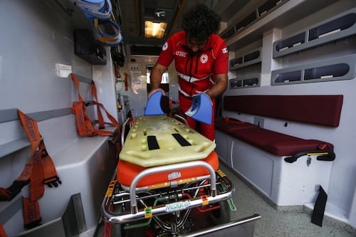 Marche, scontro tra ambulanza e autobus. Morti e feriti