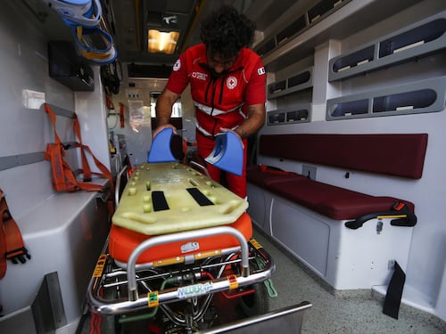 Marche, scontro tra ambulanza e autobus. Morti e feriti