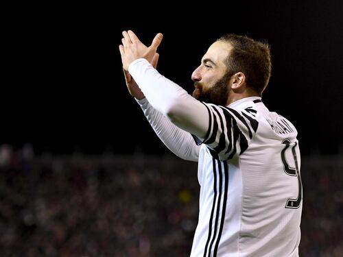 Doppietta di Higuain stende il Cagliari e riporta la Juve a +7