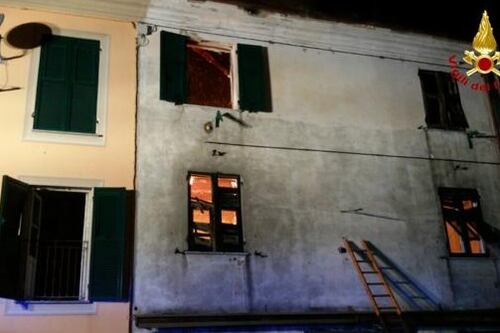 È morto il bimbo lanciato dalla finestra per l'incendio. "Casa non a norma"