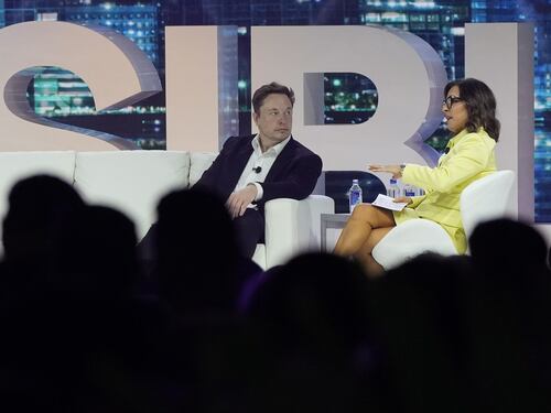 Social, Musk lascia la guida di Twitter ad una donna: chi è la nuova Ceo