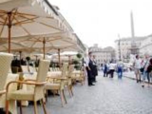 Tavolini in retromarcia a piazza Navona