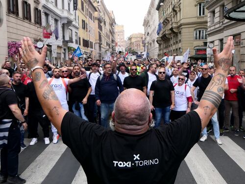 Sciopero taxi, esplode la protesta a Roma: fumogeni e slogan contro Uber