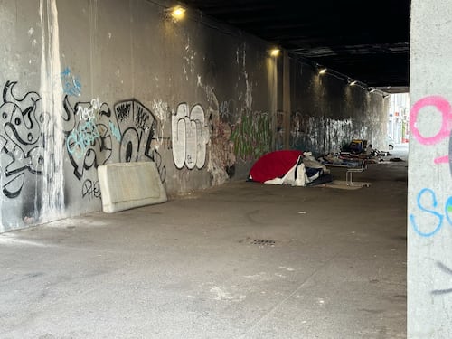 Stazione Trastevere, un altro sottopasso diventato "casa" di clochard