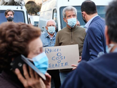 Roma, la manifestazione dei venditori ambulanti: in Ministero esplode la rabbia contro la Raggi