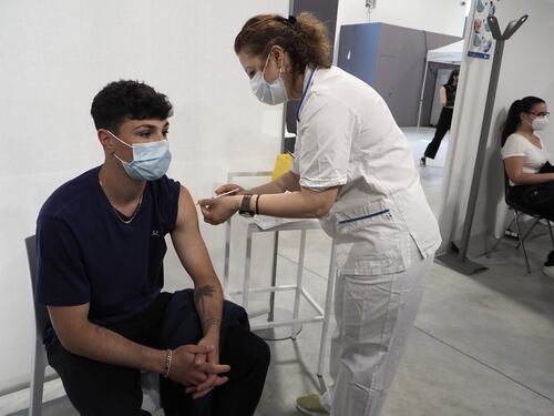 Covid, meno contagi e nel week-end via ai vaccini per i dodicenni