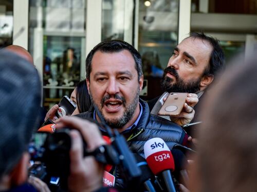 Salvini: "Hanno disobbedito. Arrestateli"