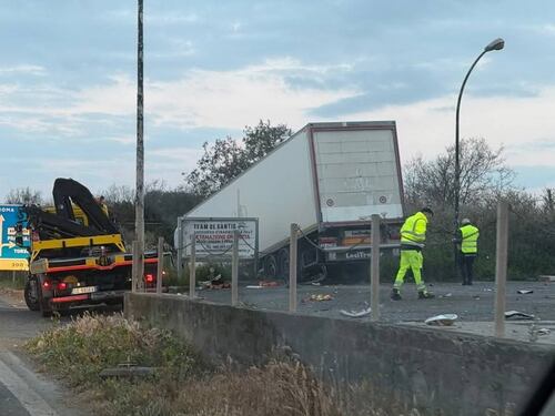 Pontina, tir si schianta su un distributore a Castel Romano: dove finisce
