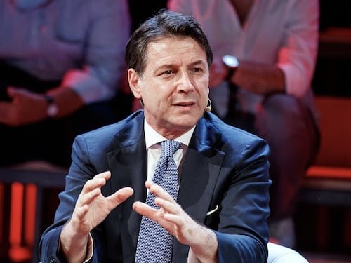 Giuseppe Conte fa cadere il governo e poi va in vacanza. Niente foto e calcetto con gli amici