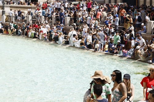 Roma, prova ad arrampicarsi sulla Fontana di Trevi: multa salata per il 27enne