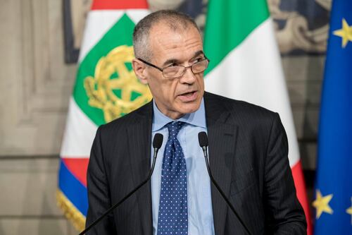 Cottarelli: "Possibile un governo politico". Ecco gli scenari del rebus Italia