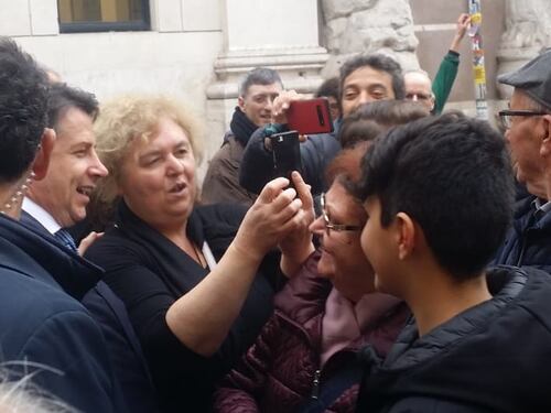 Giuseppe Conte lancia la sfida a Salvini. Selfie a raffica, mai così social