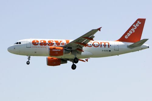 Malore a bordo, muore 50enne su un volo EasyJet per Londra