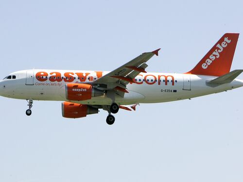 Malore a bordo, muore 50enne su un volo EasyJet per Londra