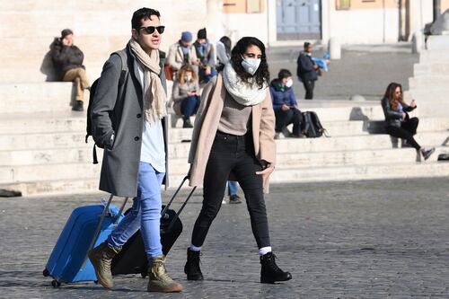 Finalmente liberi dal bavaglio della mascherina. Ma il continuo terrore non fa tornare la normalità
