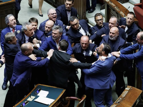 Giustizia, approvata la separazione delle carriere. La maggioranza esulta, le opposizioni creano il caos