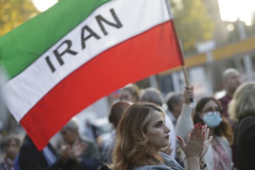 Iran, giro di vite contro le donne senza velo: installazioni a tappeto di telecamere
