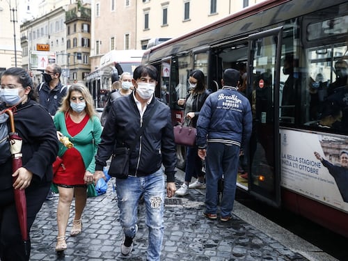 Gli esperti: "Il coronavirus ha rotto l'argine in Italia, bisogna correre ai ripari"