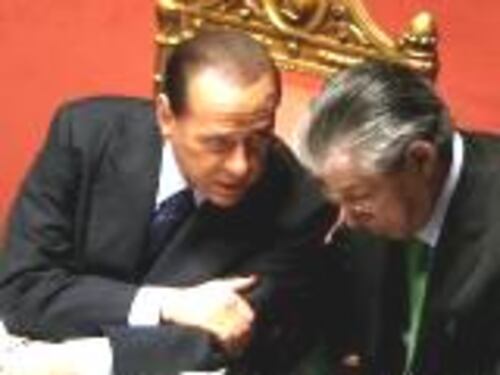 Bossi ci ripensa: l'Inno va bene