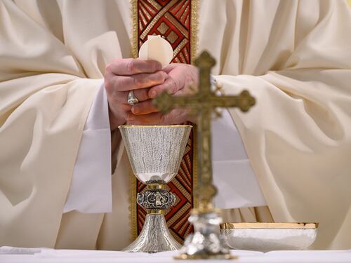 Se la chiesa non può aprire, arriva la comunione da asporto
