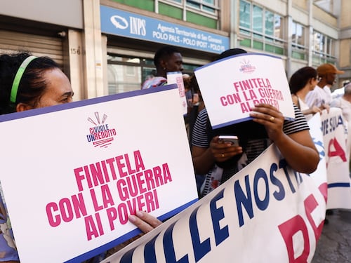 Reddito di cittadinanza, Napoli bloccata dal corteo e tornano i soliti insulti a Meloni