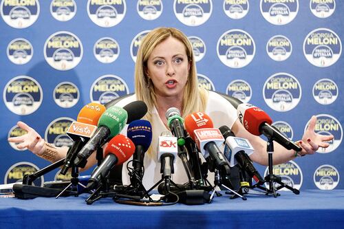 Giorgia Meloni, il linciaggio continua. Dopo il Pd ci pensano i media