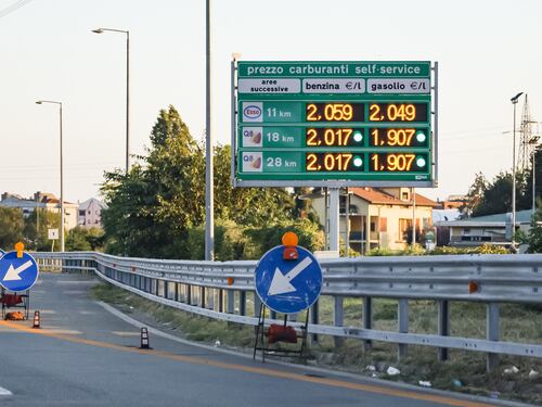 Prezzi benzina, la media sfiora i due euro: da quanto non erano così alti