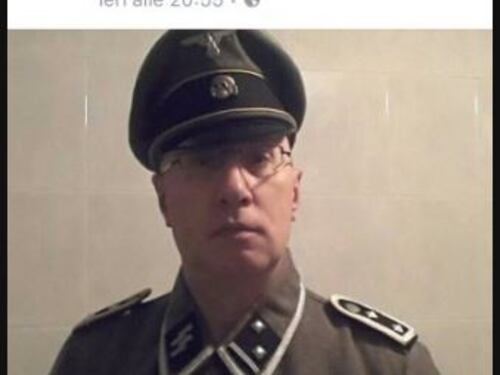 Comandante della polizia locale vestito da SS