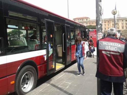 Ore di punta, mascherine e prezzi, ecco le nuove regole per autobus, metro e treni